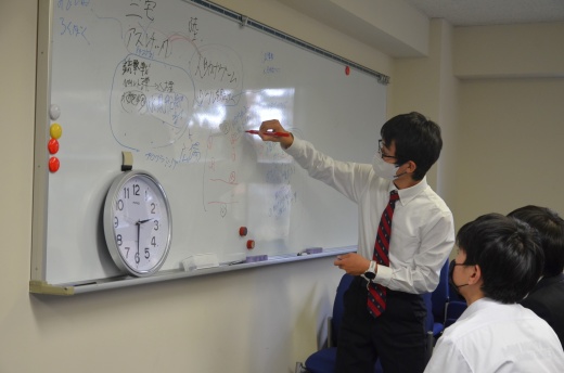 企画案をリストアップする生徒たち