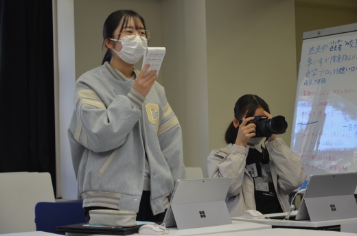 学生インタビューをする中島理沙さん