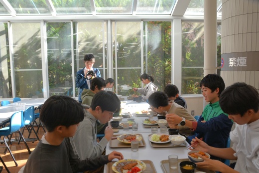 みんなで学食を食べてます