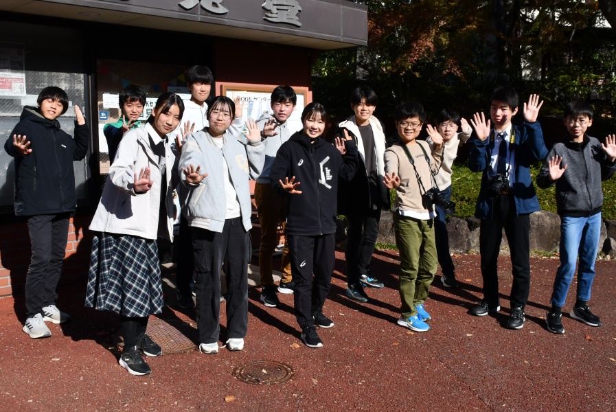 梅村さんと全員との記念写真