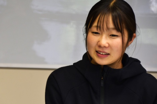 取材に応じる梅村さん(菊地咲羽さん撮影)
