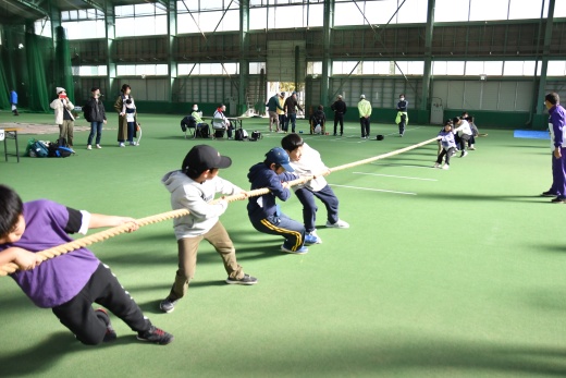 つなひきで盛り上がる参加者