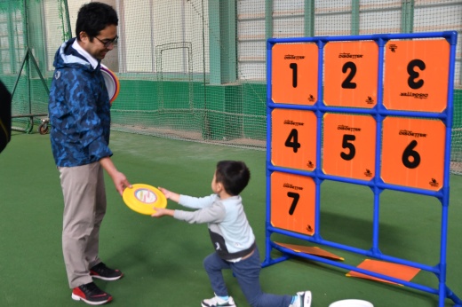 参加者の子どもに指導する高橋俊史先生