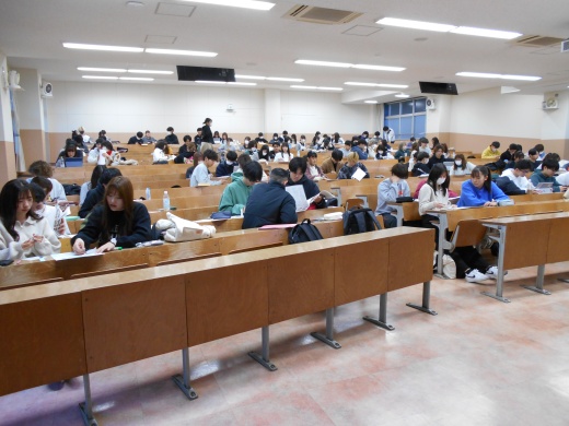 グループワーク：新聞の内容を話し合ったり、記事の作成をしています