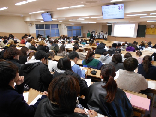 自分たちの体験と今後のアドバイスを1年生に伝える2年生