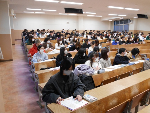 2年生の報告に真剣に聞き入る1年生
