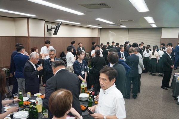 交流会で盛り上がる参加者