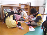 せんだんの杜子育て支援センターとの共催による育児サロン「はっぴーらんど」