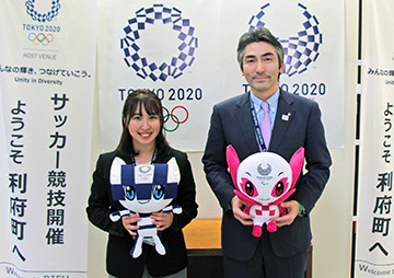 利府町の熊谷大町長（右）と下山さん