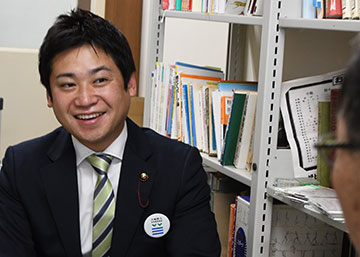 小玉ゼミ室で取材に応じる鹿野さん