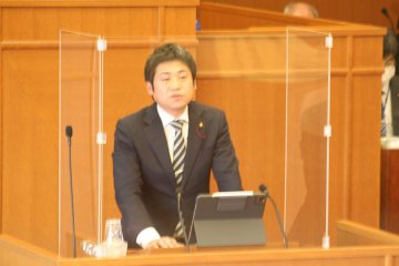 議会で一般質問をする鹿野さん