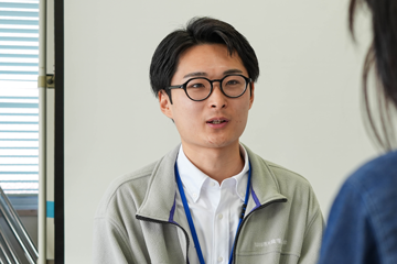 受け答えをする鎌田さん