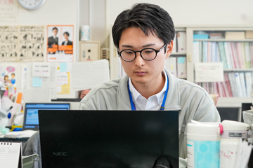 仕事をする鎌田さん
