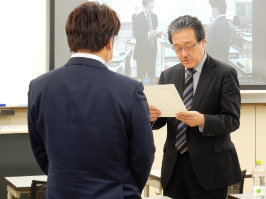 受講生へ修了証をお渡しする本学副学長大島巌先生
