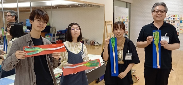 学生と一般の受講生が臨床美術を学びあいました