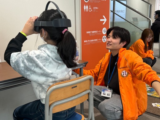 本学監修の防災VRの体験コーナーの様子