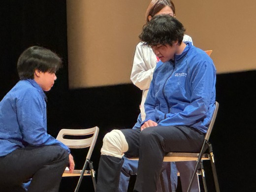 包帯法を行うFASTの学生