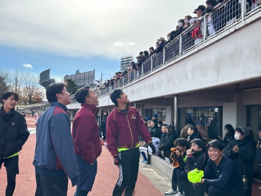 競技の合間、子どもたちからの多くの質問に答える野球部参加選手たち