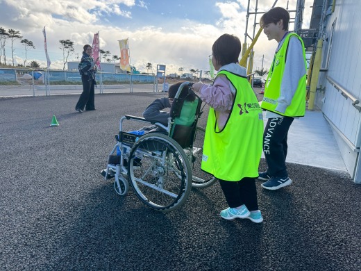 子どもたちも頑張って車椅子を押しました。