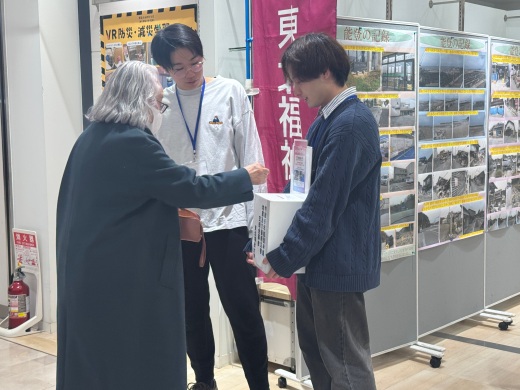 展示会場とインフォメーションカウンター前で募金活動を行い、多くの方から募金をいただいた。