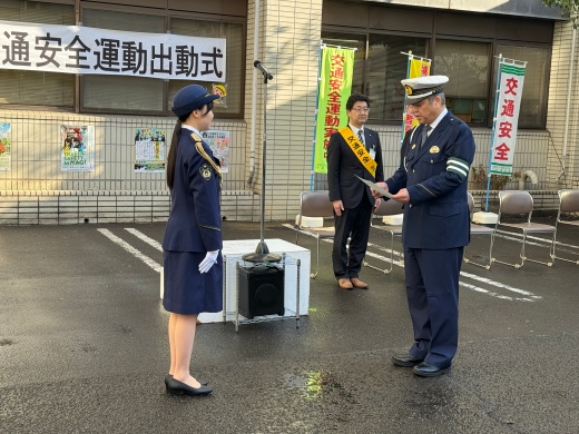 一日警察署長として委嘱される様子