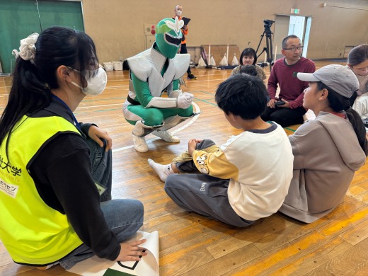 参加者と交流している様子