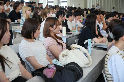 多くの学生が熱心に受講しました