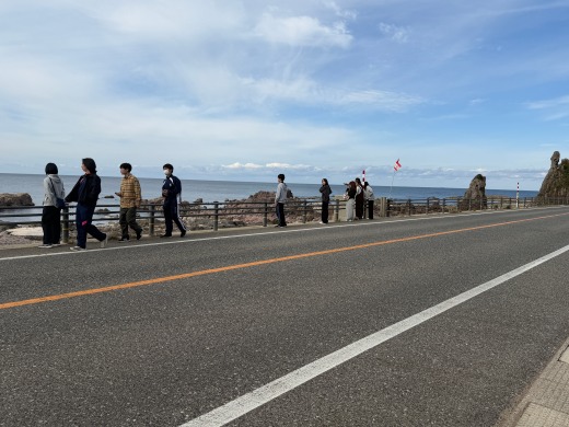 被災地研修にて輪島市の海面が隆起した場所を視察