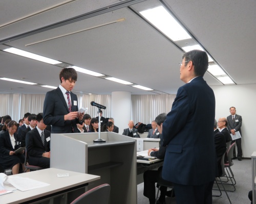 謝辞を述べる工藤さん