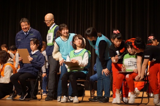 防災・救命知識の問題を解くFASTの学生