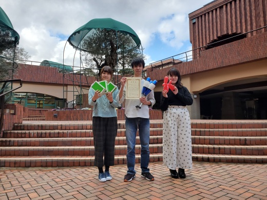 表彰状を手に今後の活動への意気込む学生たち