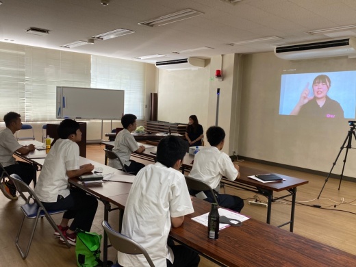手話での自己紹介の様子
