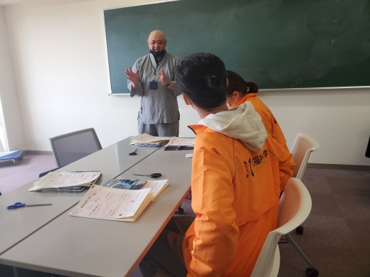 絵本を届ける運動について説明を聞く様子
