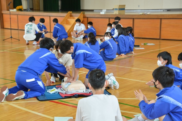 学生に指導を受けながら力を合わせて頑張る松島中学校2年生のみなさん