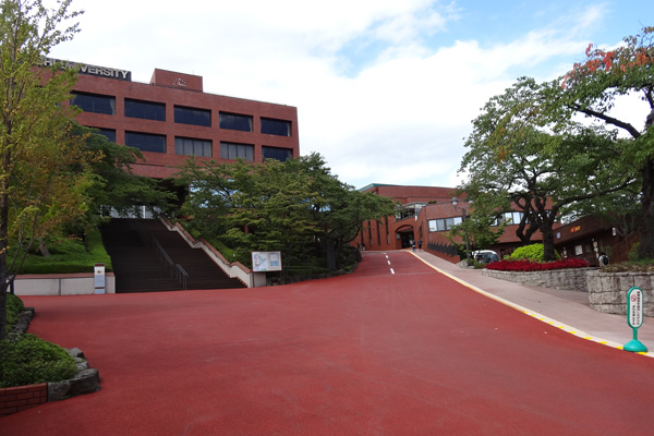 2.正門より右手に登ってください。