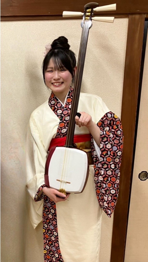 津軽三味線を持つ福士さん（本人提供）