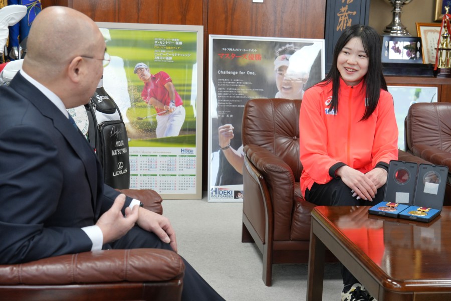 2026年2月21日開催のアジアクロスカントリー大会で日本代表として出場し、団体金と個人銅メダル獲得を千葉学長に報告