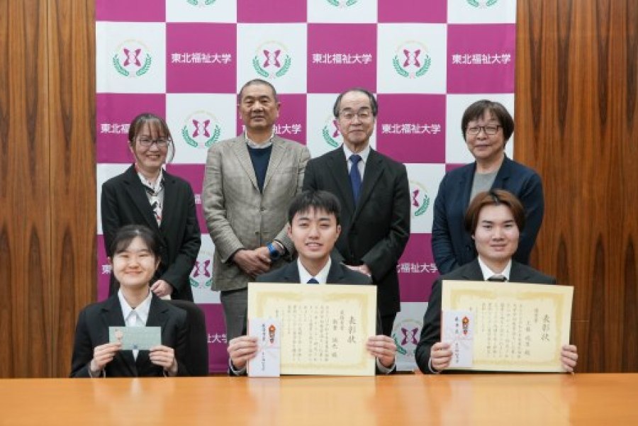 表彰式の集合写真（前列中央が新妻さん）