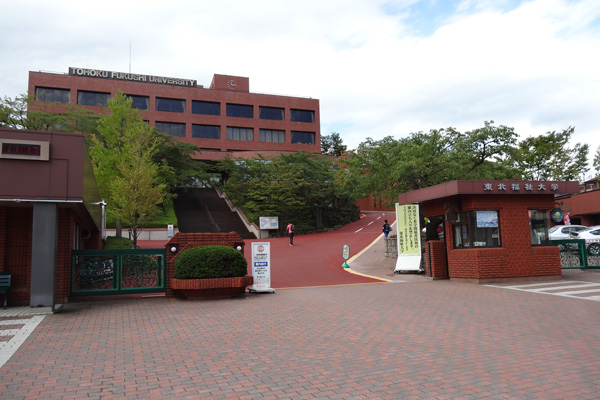 １．国見キャンパスの正門からお入りください。
