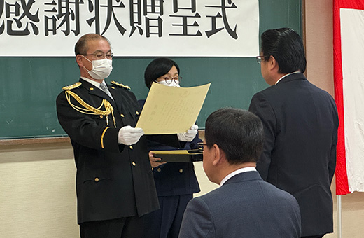 仙台北警察署・湯原和彦署長（左）から感謝状を授与される生涯学習ボランティア支援課・佐藤克文課長