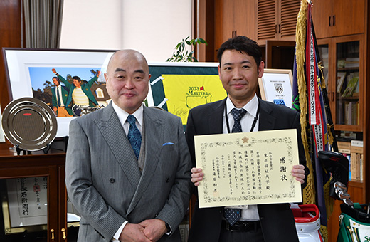 報告を受けた千葉公慈学長（左）と生涯学習ボランティア支援課・ 渡辺信也係長