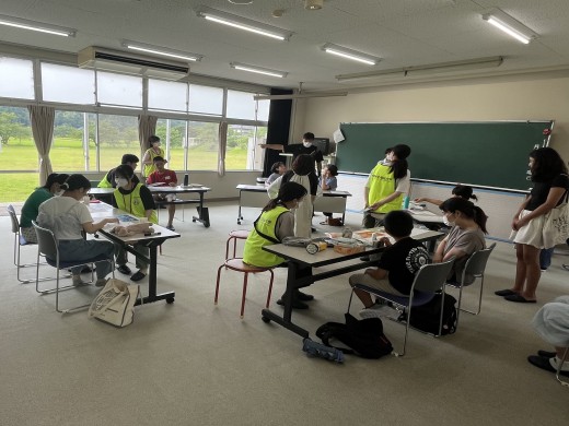子どもたちと一緒に防災備蓄品を確認しました