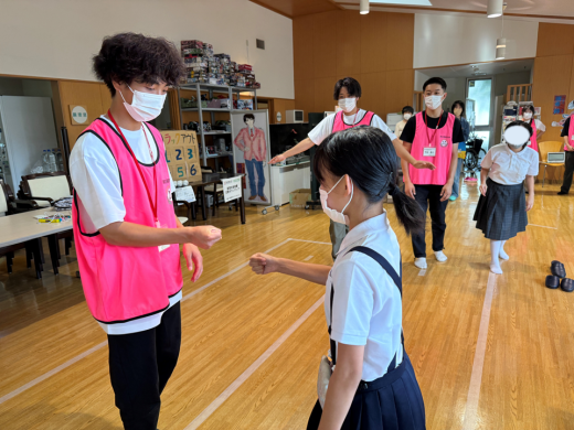 剣道の”すり足”でじゃんけんをしながら陣取りゲームを行いました（ピアサポート北のと）