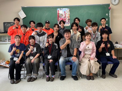 集合写真（豊川分館　井田館長とTKK3大学（東北福祉大学、工学院大学、神戸学院大学））