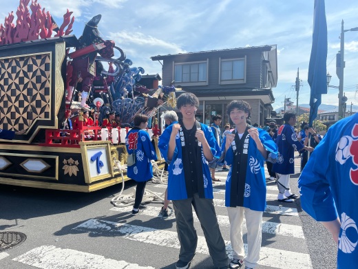 山車の巡行を手伝いました