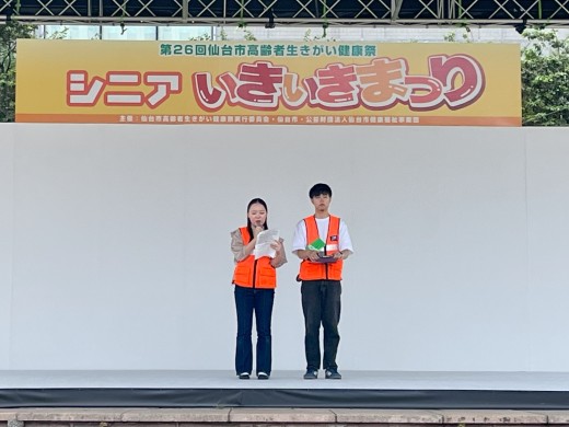 ステージで活動紹介を行う様子