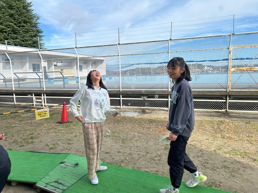 シャボン玉で遊んでいる生徒の様子