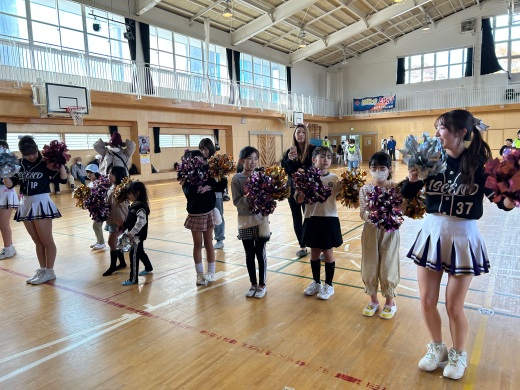 チアリーディングチームのお姉さんからダンスを教わっている様子