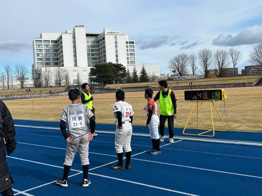 子どもたちに混ざり野球部も走りました