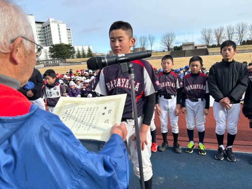 駅伝優勝チームに東北福祉大学名誉教授の福冨先生より賞状が贈られる